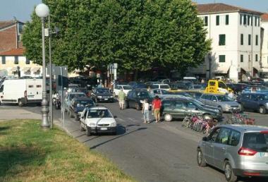 Lassessore Marco Chiari e uno dei varchi alle entrate del centro storico 