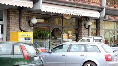 Il bar di Avenza dove è avvenuta l’aggressione ancora avvolta nel mistero