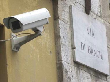 Due telecamere gi&agrave; installate allinterno e fuori di un negozio del centro        