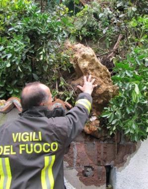 Il masso crollato dal monte e finito contro il muro