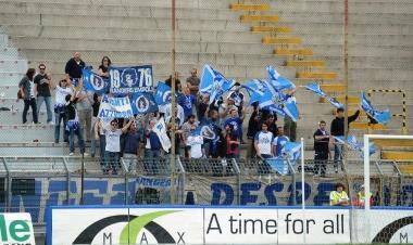 Il gruppetto dei sostenitori azzurri presenti ieri sugli spalti dello stadio Menti di Vicenza 