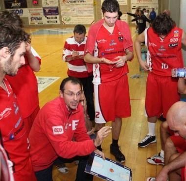 Coach Mazzoni parla alla squadra durante in time out 