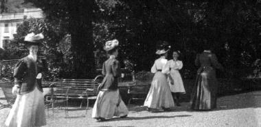 Signore inglesi a Bagni di Lucca (archivio fotografico lucchese) 