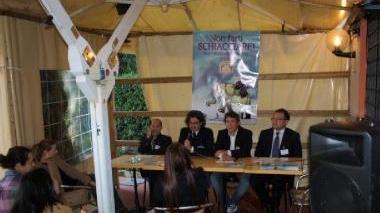 Un momento del sit-in che si è svolto ieri al Funi bar