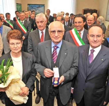 Niccolai al centro fra la moglie e il prefetto Lubatti 