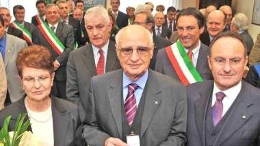 Niccolai al centro fra la moglie e il prefetto Lubatti