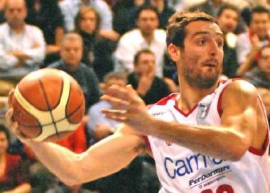 Alex Bencaster, un missile da met&agrave; campo scagliato dalle sue mani segn&ograve; il blitz in Sardegna 