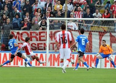 Bjelanovic anticipa Antonazzo e supera Bassi da distanza ravvicinata: &egrave; il primo gol del match del Menti 