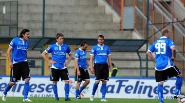 La delusione degli azzurri subito dopo il calcio di rigore messo a segno da Sgrigna che spazza via il sogno dei playoff