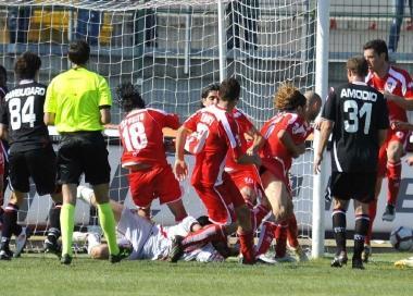 <b>IL PAREGGIO.</b> Avogadri calcia dentro il pallone del 3-3 