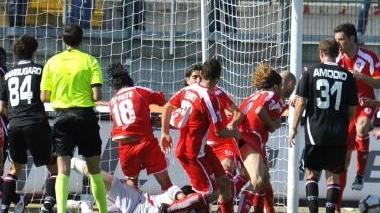<b>IL PAREGGIO.</b> Avogadri calcia dentro il pallone del 3-3