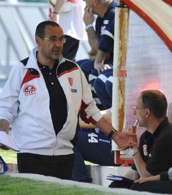 <b>MISTER.</b> Maurizio Sarri cerca conforto nella sua panchina 