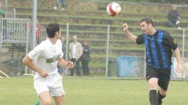 Colpo di testa di Pierozzi autore del gol che ha deciso la gara di andata