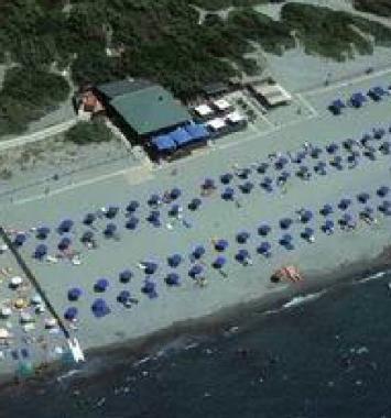 <strong>L’ULTIMA SPIAGGIA. </strong>A sinistra com’era con 4 file di ombrelloni, a destra com’è oggi