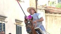 Un cavaliere infilza l’anello al Palio di Gavinana