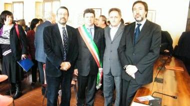 A lato e sotto la cerimonia in Comune per il conferimento della cittadinanza benemerita al procuratore militare De Paolis in basso un eccidio nazista