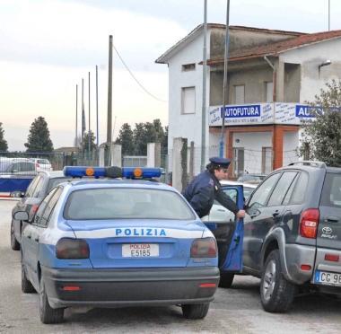 Il procuratore Renzo DellAnno, sopra la polizia davanti alla filiale di Pistoia dellAutofutura 