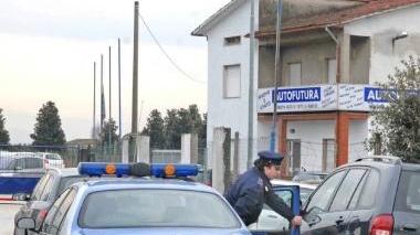 Il procuratore Renzo Dell’Anno, sopra la polizia davanti alla filiale di Pistoia dell’Autofutura
