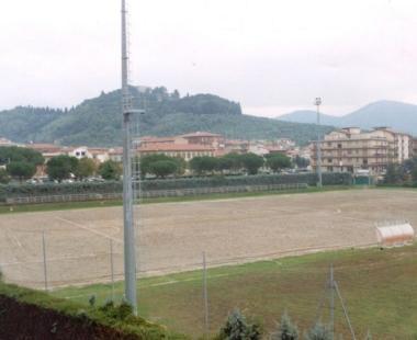 A sinistra, il sindaco Lorenzini Lex campo sportivo comunale davanti al Palazzo Comunale e capannoni dismessi a Oste 