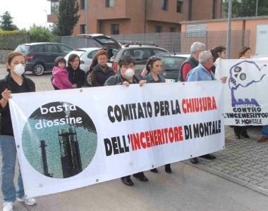 Da sinistra: la protesta dei comitati fuori dai cancelli dellimpianto; uno scorcio dellinceneritore; Perruccio direttore del Cis, offre ai visitatori le prime spiegazioni tecniche sul funzionamento dellimpianto e sui lavori in corso per il potenziamento  