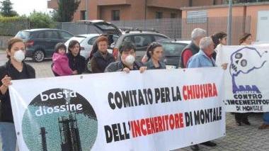Da sinistra: la protesta dei comitati fuori dai cancelli dell’impianto; uno scorcio dell’inceneritore; Perruccio direttore del Cis, offre ai visitatori le prime spiegazioni tecniche sul funzionamento dell’impianto e sui lavori in corso per il potenziamento