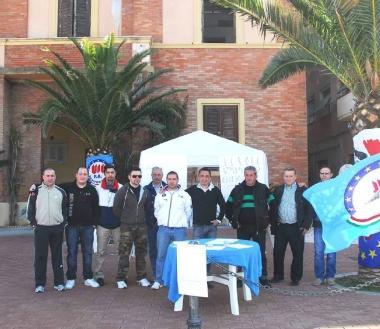 La protesta degli agenti di polizia penitenziaria di fronte al municipio di Porto Azzurro   