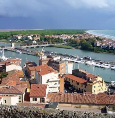 <b>CASTIGLIONE. </b>Il paese e il porto      