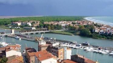 <b>CASTIGLIONE. </b>Il paese e il porto
