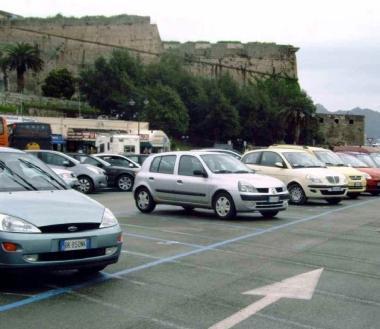 Sopra il parcheggio dellAlto fondale, accanto a sinistra larea di sosta del Molo Gallo  