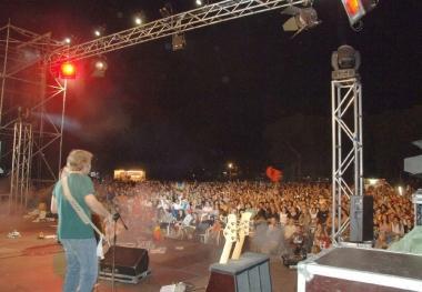 <b>AGOSTO 2006.</b> Lultimo concerto tenuto nellarea dellex BussolaDomani dai Nomadi Sotto: uno dei cascinali nella grande area verde 