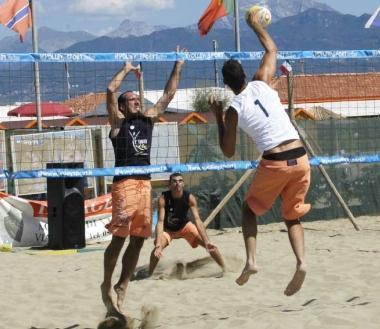 Partita di beach volley in spiaggia