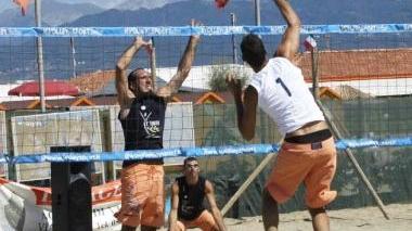 Partita di beach volley in spiaggia