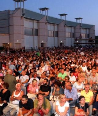 Foto grande: lo striscione della protesta davanti al Comune