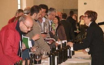 Due momenti dell’anteprima dei vini della costa toscana nell’ex Real Collegio