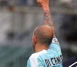 Tensione allo stadio, due feritiSegui il match in diretta sul web