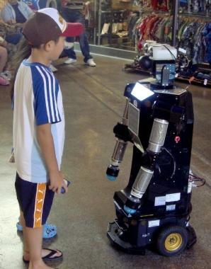 Un bambino davanti a un robot: aumentano le insidie che arrivano all’infanzia dalle nuove tecnologie