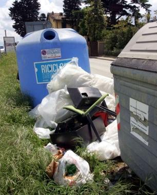 Strade costellate di rifiuti abbandonati