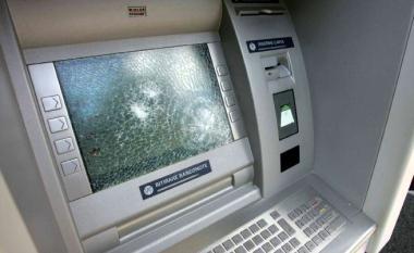 Vandali nella notte danneggiato il bancomat