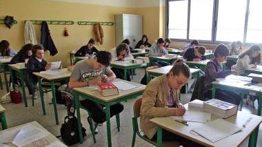 Due immagini relative alla prova di latino Certamen svoltasi al liceo XXV Aprile a cui hanno partecipato oltre 250 studenti