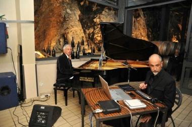 Michele Satta brinda con i musicisti protagonisti della serata, il concerto e il pubblico