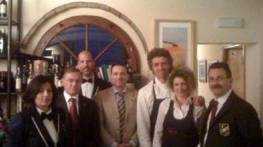 Al centro i due giovani chef accanto all’avvocato Flavio Nuti della Regola