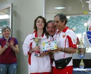 <b>PREMIATA</b> Martina Gaia riceve il trofeo che ogni anno viene assegnato allatleta pi&ugrave; giovane del Gs Boni dei Vigili del fuoco 