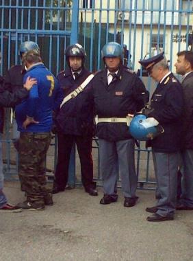 Forze dellordine ai cancelli 