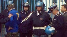 Forze dell’ordine ai cancelli