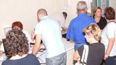 Cittadini in fila in un ufficio