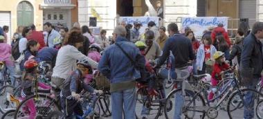 Un gruppo di partecipanti a Bimbinbici 