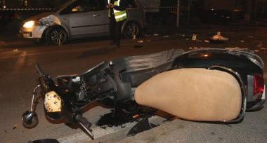 In primo piano la Vespa, sullo sfondo la Focus con cui si &egrave; scontrata la donna 