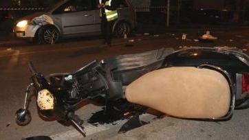 In primo piano la Vespa, sullo sfondo la Focus con cui si è scontrata la donna