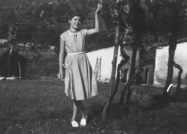 Sopra, Wilma Tognarelli nel 1953 alla casa della Mulinaccia A sinistra, cresimata col cugino 