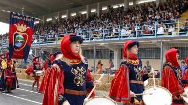 <b>CATEGORIE. </b>A sinistra i tamburini del Ponte A destra una figurante del Leon d’oro